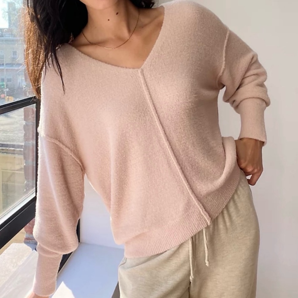 Aritzia Wilfred Free Hush V-neck Sweater